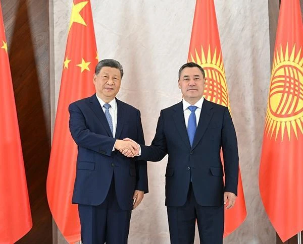 习近平同吉尔吉斯斯坦总统扎帕罗夫会谈3.png