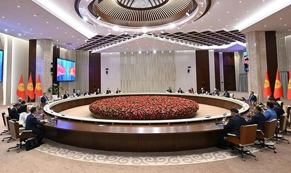 习近平同吉尔吉斯斯坦总统扎帕罗夫会谈4.png