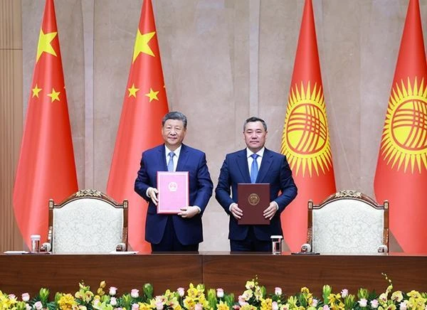 习近平同吉尔吉斯斯坦总统扎帕罗夫会谈5.png