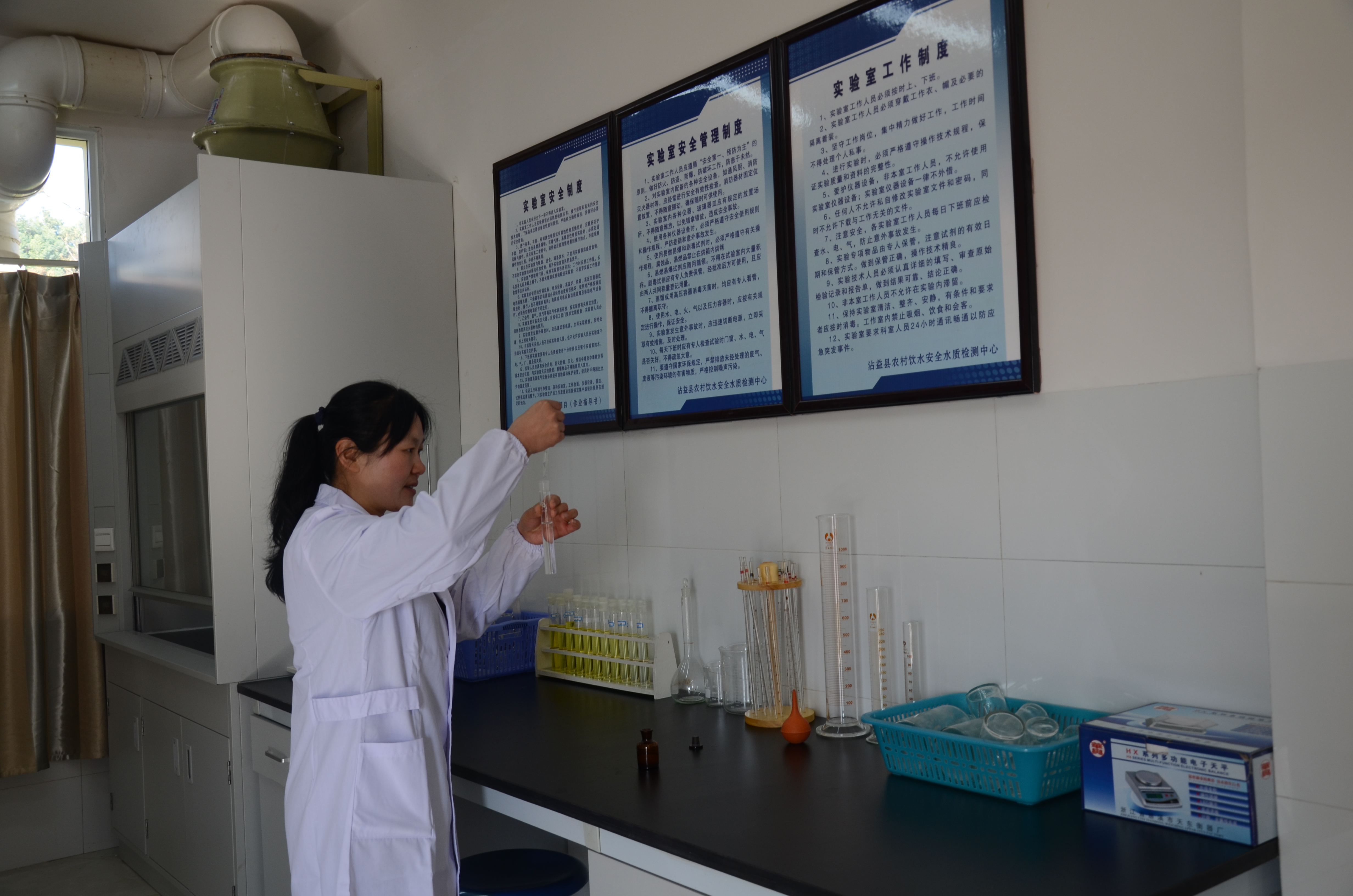 图为沾益县农村饮水安全水质检测中心工作人员正在进行水质检测.jpg