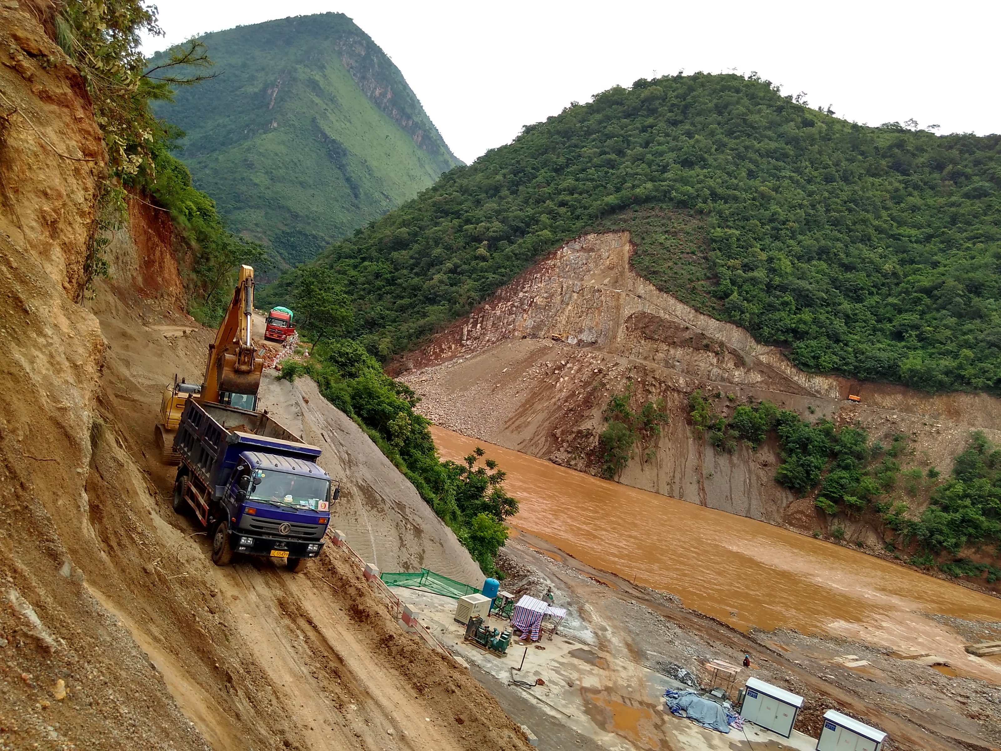 改线公路施工便道开挖3.jpg