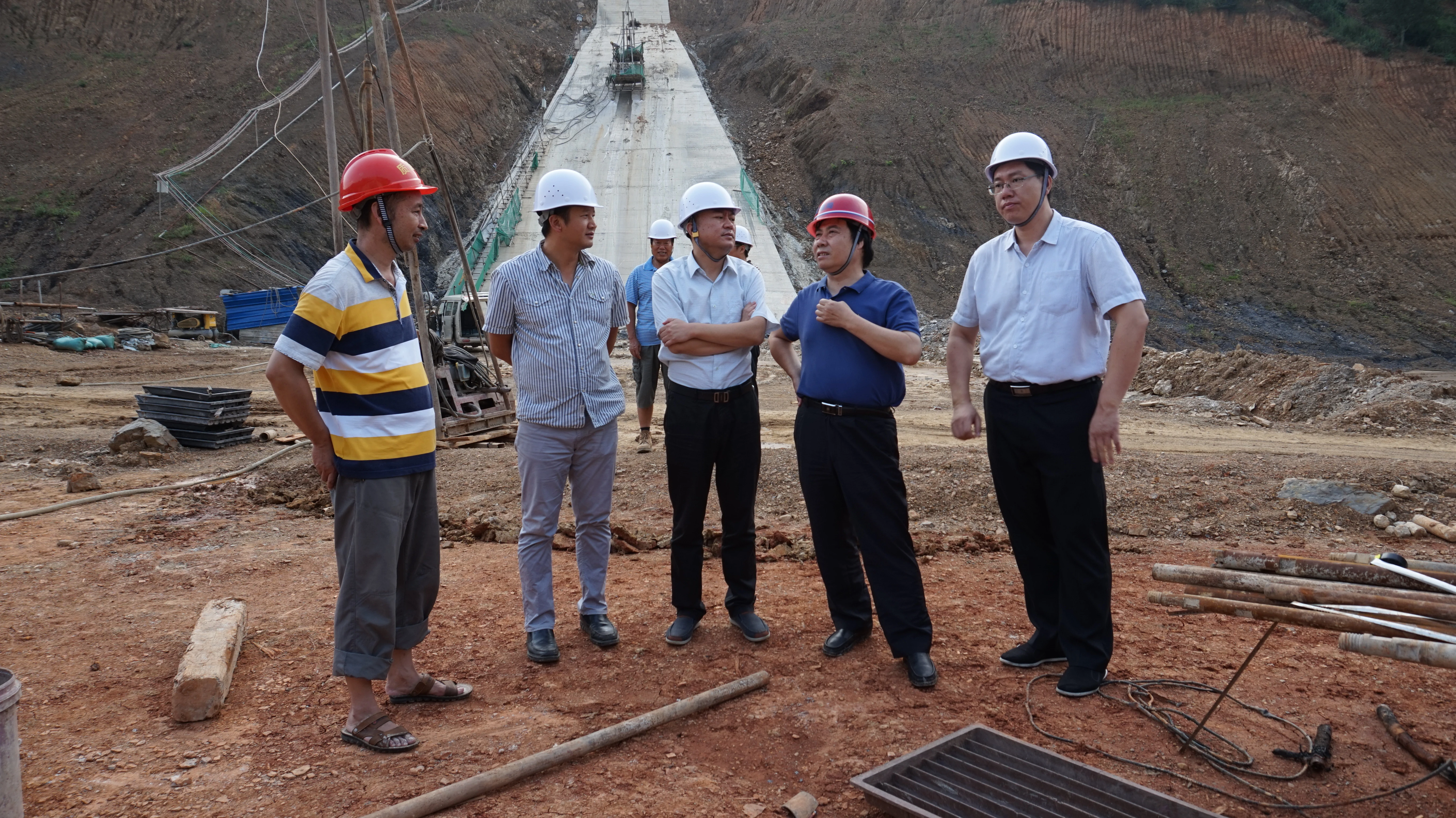 C:\Users\Administrator\Desktop\8.22\红河州水利局副局长李云率队对蒙自、开远、建水在建工程进行巡查.JPG