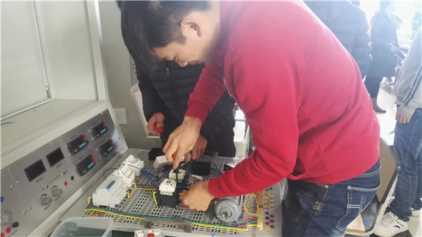 电机实训-同学们认真操作.jpg