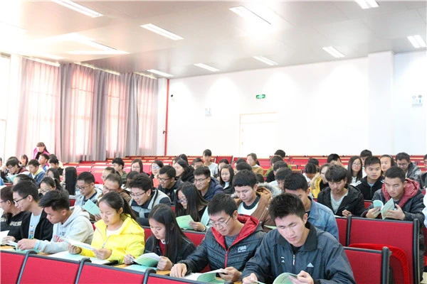 师生认真查看指导书.JPG 师生认真查看指导书.JPG